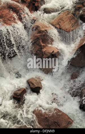 Des torrents d'eau sur les roches en cascade dans la région de Glen Etive dans les Highlands d'Ecosse Banque D'Images