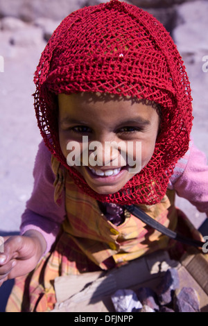 Une jeune fille bédouine vu à Pétra, en Jordanie. Banque D'Images
