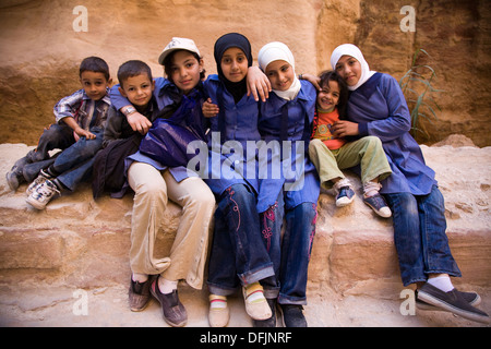 Les enfants de l'école jordanienne lors d'un voyage à la légendaire 3e siècle la ville nabatéenne de Pétra, en Jordanie. Banque D'Images