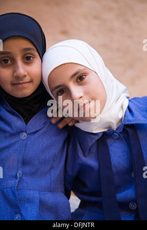 Les enfants de l'école jordanienne lors d'un voyage à la légendaire 3e siècle la ville nabatéenne de Pétra, en Jordanie. Banque D'Images