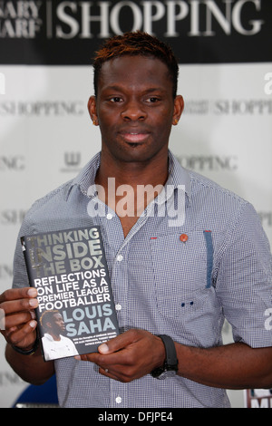 Louis Saha du joueur de Tottenham Hotspur est titulaire d'une copie de sa nouvelle autobiographie, pensant à l'intérieur de la boîte : réflexions sur la vie que Banque D'Images