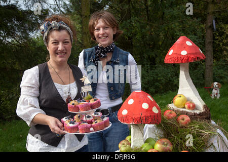 Bowland a chuté, Preston, Royaume-Uni 6 Octobre, 2013. Helen Leece, et Caroline Cameron l'Herby cueilleurs voyageant Tea Party au centre d'accueil de Bowland jour Apple Apple avec dégustation, identification, stalles, ludus dance performance, confitures, chutneys, présenté par les Amis de Bowland et Beacon est tombé. Credit : Mar Photographics/Alamy Live News Banque D'Images