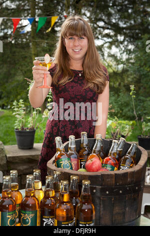 Bowland Fell, Preston, Royaume-Uni 6 octobre 2013. Helen Charlesworth, 23 ans au centre d'accueil de Bowland, Apple Day, dégustation de pommes, boissons, identification, stands, présentés par les amis de Bowland et Beacon Fell. Banque D'Images