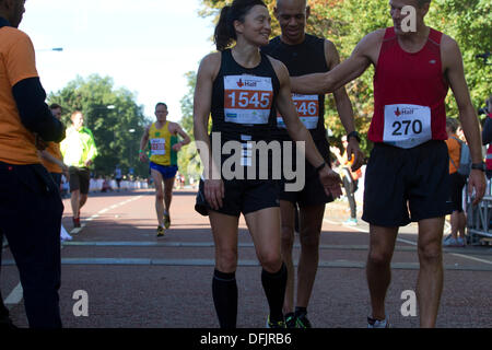 Hyde Park Londres, Royaume-Uni. 6Th Oct 2013. Hyde Park Londres, Royaume-Uni. 6 octobre 2013. Caroline Hoyte gagnant de la féministe du demi-marathon de Londres car on estime que 16 000 coureurs ont pris part à la course pour amasser des fonds pour divers organismes de bienfaisance © amer ghazzal/Alamy Live News Crédit : amer ghazzal/Alamy Live News Banque D'Images