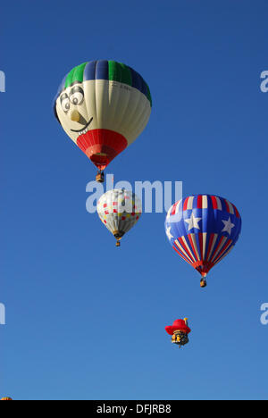 Albuquerque, NM, USA. 06 Oct, 2013. La forme spéciale hot air balloon Sr. de Lamvem Dingbats, Worcestershire, Grande Bretagne (haut) flotte avec d'autres ballons dimanche matin 6 octobre 2013 au cours de l'Albuquerque International Balloon Fiessta à Albuquerque, Nouveau Mexique. Crédit : Brian Winter/Alamy Live News Banque D'Images