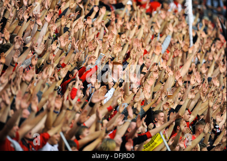 Les partisans du club de Bundesliga allemande Bayer 04 Leverkusen lever la main à l'appui Banque D'Images