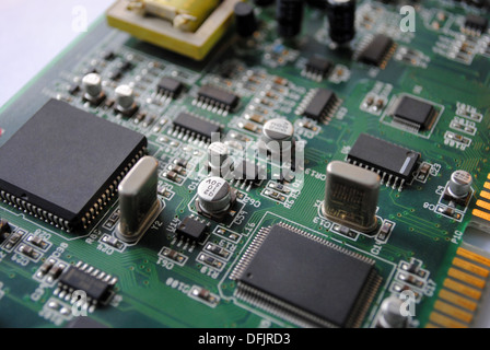 La carte électronique de l'ordinateur avec des frites, les microprocesseurs, transistors, d'explorateurs et d'autres pièces électroniques. Banque D'Images