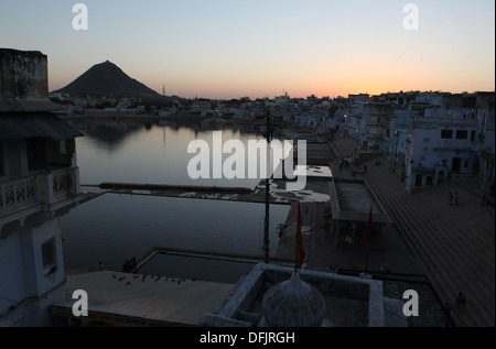 Vue de la ville de Pushkar plus ghats et le lac sacré après le coucher du soleil, Rajasthan, Inde, Asie Banque D'Images