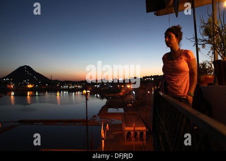 Vue de la ville de Pushkar plus ghats et le lac sacré après le coucher du soleil, Rajasthan, Inde, Asie Banque D'Images