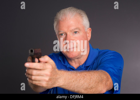 Homme semi-automatique de petit calibre points lance pour l'appareil photo à gauche Banque D'Images