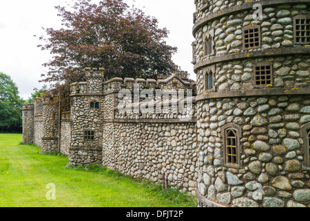 Une réplique miniature de la Tour de Londres à répliques Woodleigh déserté une attraction touristique sur l'Île du Prince Édouard, Canada. Banque D'Images