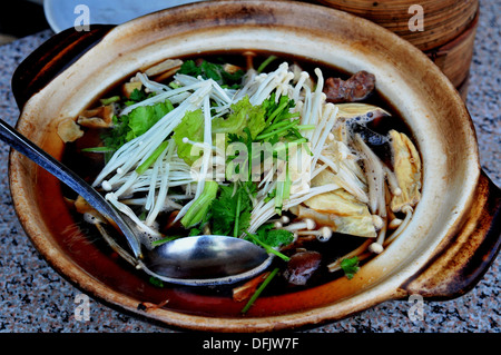 Le goût de la Thaïlande - Thai Bah Kut Teh avec les champignons Enoki Banque D'Images