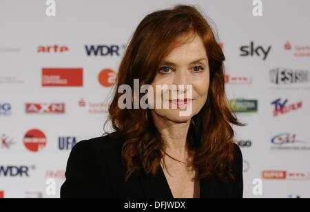 Cologne, Allemagne. 08Th Oct, 2013. L'actrice française Isabelle Huppert arrive pour la remise des prix du Festival International du Cinéma et de la télévision Conférence de Cologne à Cologne, Allemagne, 04 octobre 2013. Photo : Horst Galuschka/dpa/Alamy Live News Banque D'Images