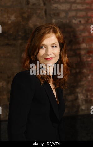 Cologne, Allemagne. 08Th Oct, 2013. L'actrice française Isabelle Huppert arrive pour la remise des prix du Festival International du Cinéma et de la télévision Conférence de Cologne à Cologne, Allemagne, 04 octobre 2013. Photo : Horst Galuschka/dpa/Alamy Live News Banque D'Images