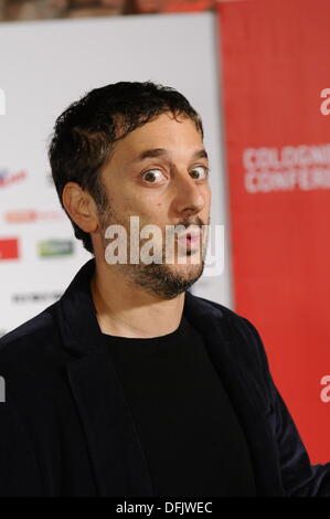Cologne, Allemagne. 08Th Oct, 2013. Directeur et écrivain américain Harmony Korine arrive pour la remise des prix du Festival International du Cinéma et de la télévision Conférence de Cologne à Cologne, Allemagne, 04 octobre 2013. Photo : Horst Galuschka/dpa/Alamy Live News Banque D'Images