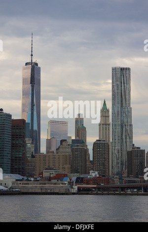 La construction de la tour de la liberté et de Gehry Tower à Manhattan vu de l'autre côté de l'East River à Brooklyn, NY, USA. Banque D'Images