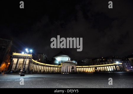 Vue de nuit sur la Piazza Plebiscito à Naples. Italie Banque D'Images