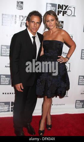 New York, New York, USA. 5Th Oct, 2013. L'acteur Ben Stiller et sa femme / actrice Christine Taylor assister au 51e Festival du Film de New York annuel Centre premiere de 'La vie secrète de Walter Mitty' qui s'est tenue à l'Alice Tully Hall au Lincoln Center. Credit : Nancy Kaszerman ZUMAPRESS.com/Alamy/Live News Banque D'Images