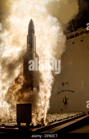 Un marine américain Aegis SM-3 Block 1B missile intercepteur lance à partir du croiseur lance-missiles USS Lake Erie pendant un Missile Defense Agency test 3 octobre 2013 dans l'océan Pacifique. Le SM-3 Block 1B intercepté avec succès un missile balistique à moyenne portée de la cible au large de la côte de Kauai, Hawaii. Banque D'Images