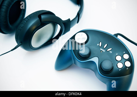Gamepad et casque sur fond blanc Banque D'Images