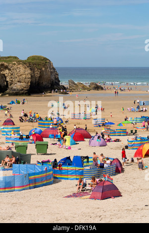 Broad Oak beach occupé avec les vacanciers d'un jour d'été à Cornwall en Angleterre. Banque D'Images