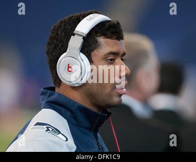 Indianapolis, Indiana, USA. 6Th Oct 2013. 06 octobre 2013 : Seattle Seahawks quarterback Russell Wilson (3) au cours de l'échauffement avant le match de la NFL entre les Seattle Seahawks et les Indianapolis Colts au Lucas Oil Stadium à Indianapolis, IN. Credit : csm/Alamy Live News Banque D'Images