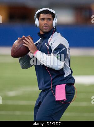 Indianapolis, Indiana, USA. 6Th Oct 2013. 06 octobre 2013 : Seattle Seahawks quarterback Russell Wilson (3) au cours de l'échauffement avant le match de la NFL entre les Seattle Seahawks et les Indianapolis Colts au Lucas Oil Stadium à Indianapolis, IN. Credit : csm/Alamy Live News Banque D'Images