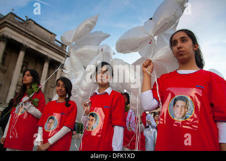 Londres, 06 octobre 2013. Des dizaines d'Anglo-Iranians manifestation à Trafalgar Square de Londres à la libération de 7 otages au cours d'un massacre à partir du camp Ashraf détenus par l'Iraq. Crédit : Paul Davey/Alamy Live News Banque D'Images
