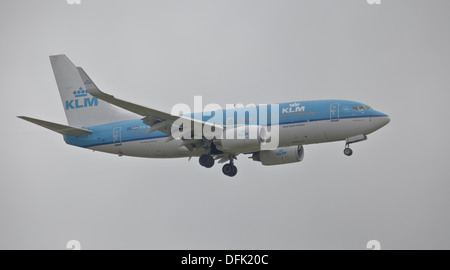 KLM Boeing 737 Entrée en terre à l'aéroport de Londres Heathrow LHR Banque D'Images