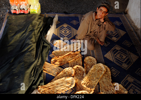 Zahir Najibullah attend patiemment pour les clients qui souhaitent acheter du pain naan traditionnel afghan à son blocage des routes le 7 juin 2010 dans un petit village près de Kandahar, en Afghanistan. Banque D'Images