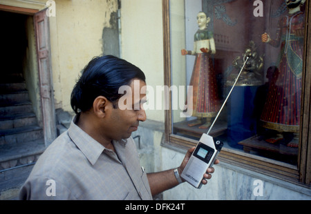 Un homme qui regarde l'Inde v West Indies cricket sur un dispositif Watchman Sony à Jaipur en Inde Banque D'Images