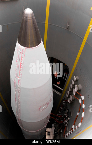 Le secrétaire américain à la Défense Robert Gates pairs d'un défaut d'interface de Silo pour voir un missile d'interception au sol lors d'une visite au Complexe de défense antimissile 1 juin 2009 à Fort Greely, en Alaska. Banque D'Images