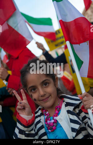 Londres, 06 octobre 2013. Une jeune fille fait un signe "v" comme des dizaines d'Anglo-Iranians en protestation à Trafalgar Square de Londres à la libération de 7 otages au cours d'un massacre à partir du camp Ashraf détenus par l'Iraq. Crédit : Paul Davey/Alamy Live News Banque D'Images