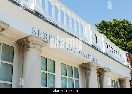 Londres, UK - Août 01 : Entrée de la Serpentine Gallery bâtiment dans les jardins de Kensington. 01 août 2013 à Londres. Banque D'Images