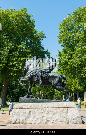 Londres, Royaume-Uni - 01 août : le cheval et le cavalier sculpture intitulée l'énergie physique dans les jardins de Kensington. La statue commémore Sir Le Ceci Banque D'Images