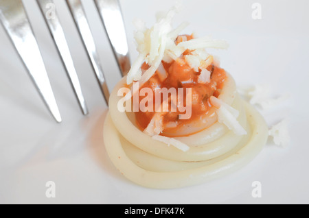 Close-up d'un peu de spaghettis à la bolognaise avec une fourchette métallique sur la gauche Banque D'Images