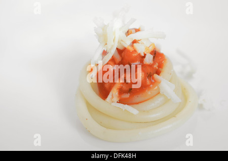 Close-up d'un peu de spaghettis à la bolognaise sur fond blanc Banque D'Images