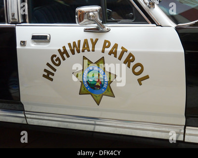 California Highway Patrol logo sur le côté d'une voiture de police Banque D'Images