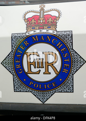 La police du Grand Manchester crest sur la porte d'une Ford Capri Banque D'Images