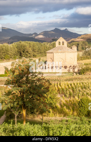 La curieuse église de Santa María de Eunate, Muruzábal, Navarra, Espagne Banque D'Images