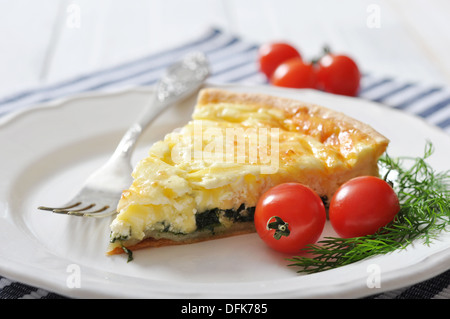 La quiche traditionnelle française tarte avec épinards et fromage sur une plaque Banque D'Images