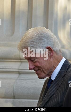 New Haven, Connecticut, USA. 5 octobre 2013. Bill Clinton a rejoint Hillary Rodham Clinton à la Yale Law School le samedi. Mme Clinton a accepté un prix à son alma mater, où elle a obtenu son diplôme il y a 40 ans. Le 5 octobre 2013 Crédit : Visual&Written SL/Alamy Live News Banque D'Images
