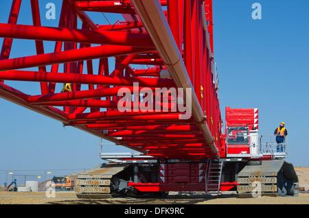 Jaenschwalde, Allemagne. 09Th Oct, 2013. Le mandant de la société GMB de Vattenfall Jens Kardel se dresse sur une grue dans l'exploitation à ciel ouvert de charbon dans Jaenschwalde, Allemagne, 02 octobre 2013. Avec la gigantesque machine de la sauvegarde doit être assurée, et le sol stabilisé dans le cas où la nappe d'eau s'élève. Photo : Patrick Pleul/dpa/Alamy Live News Banque D'Images