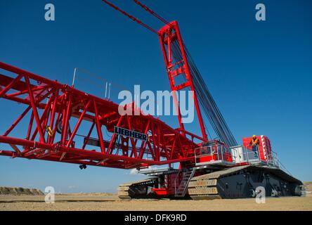Jaenschwalde, Allemagne. 09Th Oct, 2013. Le mandant de la société GMB de Vattenfall Jens Kardel se dresse sur une grue dans l'exploitation à ciel ouvert de charbon dans Jaenschwalde, Allemagne, 02 octobre 2013. Avec la gigantesque machine de la sauvegarde doit être assurée, et le sol stabilisé dans le cas où la nappe d'eau s'élève. Photo : Patrick Pleul/dpa/Alamy Live News Banque D'Images