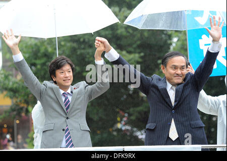 Tokyo, Japon. 5 octobre 2013. Taiga Ishikawa, membre de l'assemblée générale de la paroisse Toshima, le Parti social-démocrate, ou SDP, gauche, et Yoshida Tadatomo, membre de la Chambre des conseillers municipaux de SDP, droite, agita les mains avant de leur discours pour l'élection du chef du parti la semaine prochaine au Poste Shibuya, Shibuya, Tokyo, Japon le 5 octobre 2013. Credit : Koichiro Suzuki/AFLO/Alamy Live News Banque D'Images