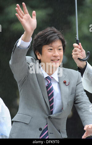 Tokyo, Japon. 5 octobre 2013. Taiga Ishikawa, membre de l'assemblée générale de la paroisse Toshima, le Parti social-démocrate, ou SDP, répondre aux personnes avant son discours pour l'élection du leader du parti la semaine prochaine au Poste Shibuya, Shibuya, Tokyo, Japon le 5 octobre 2013. Credit : Koichiro Suzuki/AFLO/Alamy Live News Banque D'Images