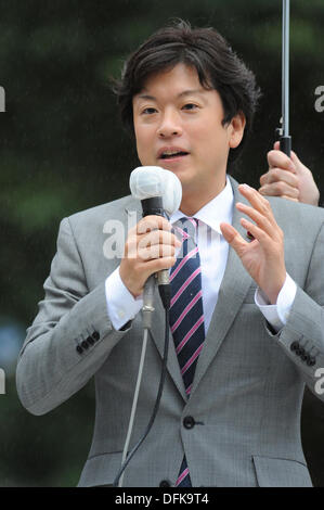 Tokyo, Japon. 5 octobre 2013. Taiga Ishikawa, membre de l'assemblée générale de la paroisse Toshima, le Parti social-démocrate, ou SDP, a fait un discours pour l'élection du chef du parti la semaine prochaine au Poste Shibuya, Shibuya, Tokyo, Japon le 5 octobre 2013. Credit : Koichiro Suzuki/AFLO/Alamy Live News Banque D'Images