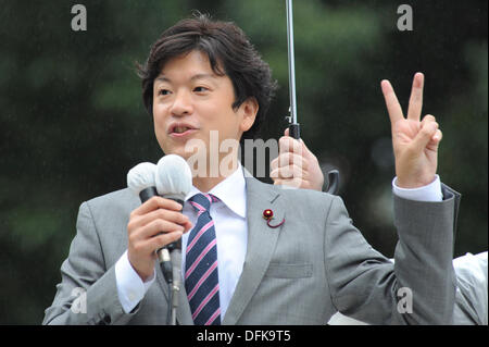 Tokyo, Japon. 5 octobre 2013. Taiga Ishikawa, membre de l'assemblée générale de la paroisse Toshima, le Parti social-démocrate, ou SDP, a fait un discours pour l'élection du chef du parti la semaine prochaine au Poste Shibuya, Shibuya, Tokyo, Japon le 5 octobre 2013. Credit : Koichiro Suzuki/AFLO/Alamy Live News Banque D'Images