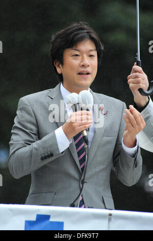 Tokyo, Japon. 5 octobre 2013. Taiga Ishikawa, membre de l'assemblée générale de la paroisse Toshima, le Parti social-démocrate, ou SDP, a fait un discours pour l'élection du chef du parti la semaine prochaine au Poste Shibuya, Shibuya, Tokyo, Japon le 5 octobre 2013. Credit : Koichiro Suzuki/AFLO/Alamy Live News Banque D'Images