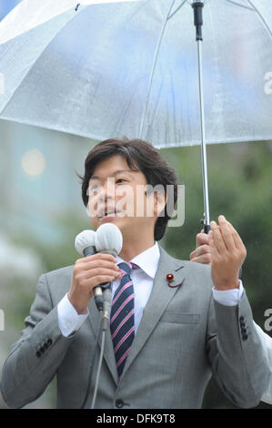 Tokyo, Japon. 5 octobre 2013. Taiga Ishikawa, membre de l'assemblée générale de la paroisse Toshima, le Parti social-démocrate, ou SDP, a fait un discours pour l'élection du chef du parti la semaine prochaine au Poste Shibuya, Shibuya, Tokyo, Japon le 5 octobre 2013. Credit : Koichiro Suzuki/AFLO/Alamy Live News Banque D'Images